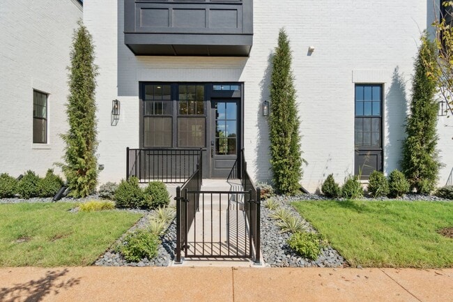 Building Photo - Townhome 2 bed 2.5 bath "The Mid-Mod" in the Heart of Selah