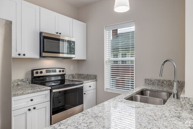 1 habitación, 1 baño - 775 pies cuadrados - Cocina - 305 W Washington St