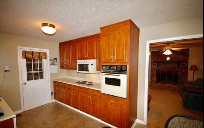 Building Photo - 496 Marion Dr