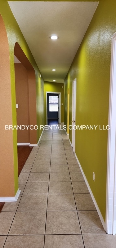 Foto del edificio - 4509 Twin Oaks Cir