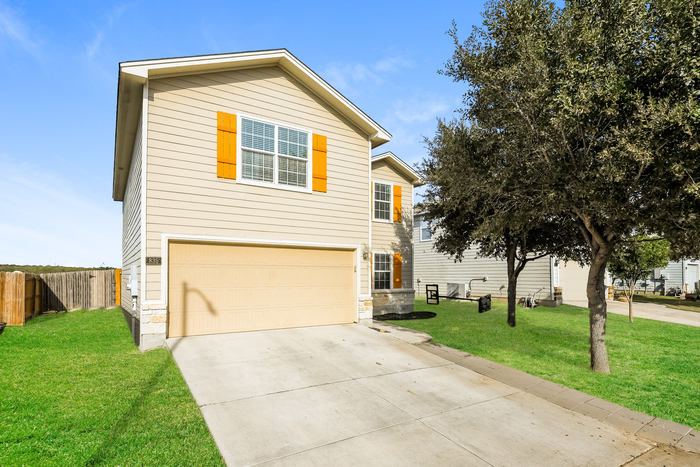 Foto principal - Inviting Multi-Level Home in San Antonio, TX