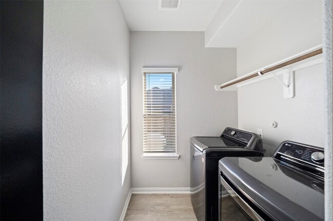 Foto del edificio - 6161 White Oak Leaf Lp