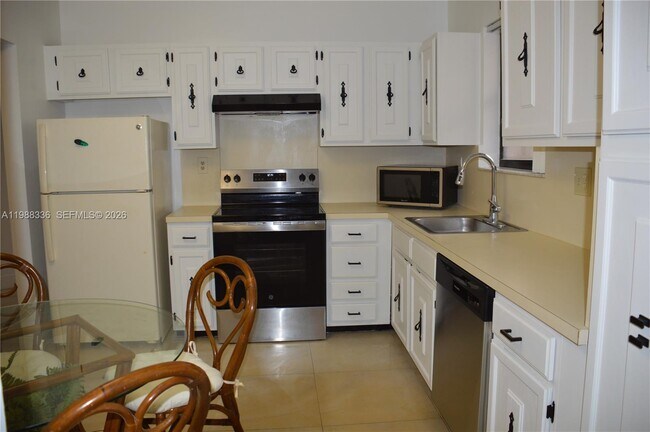 Foto del edificio - 461 Ives Dairy Rd