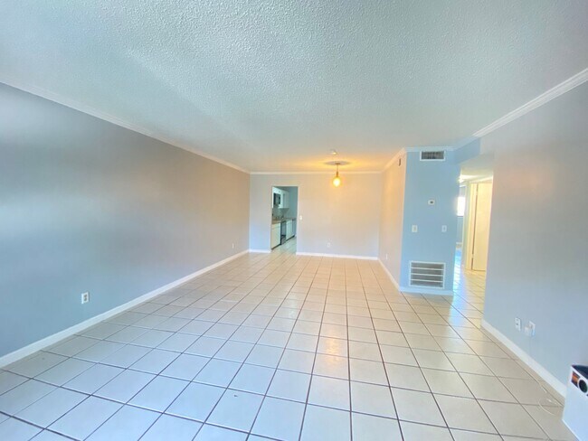 Foto del edificio - Just reduced!!! Ready to move in!! 3/2 Con...