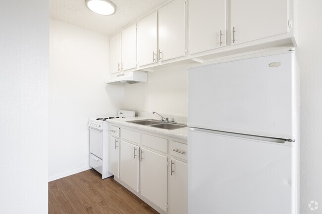 1BR, 1BA - 400SF - Kitchen - Gondolier Apartments
