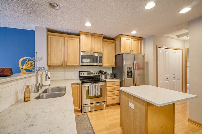 Foto del edificio - Spacious 4-Bedroom, 4 Bathroom Plymouth Townhouse with Cozy Fireplace - 2510 Sq Ft of Comfort!