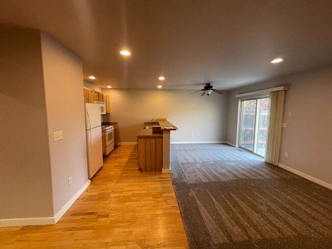 Building Photo - 3 Bed Townhome with awesome fenced yard!