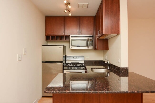 Building Photo - 630 W Wrightwood Ave