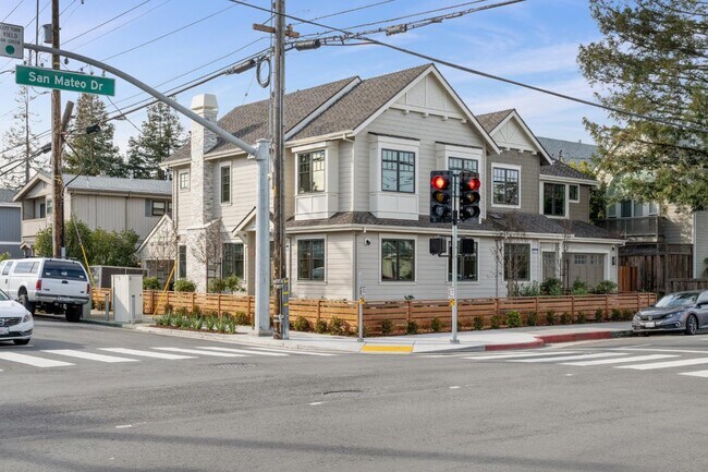 Building Photo - 261 E Bellevue Ave