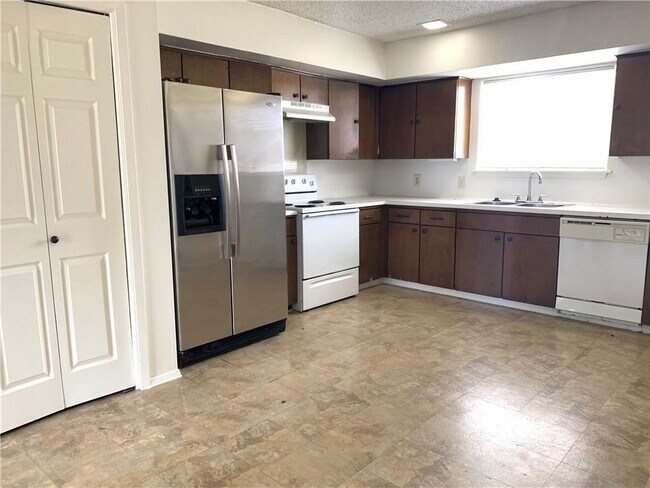 Foto del edificio - 7205 Creekside Dr