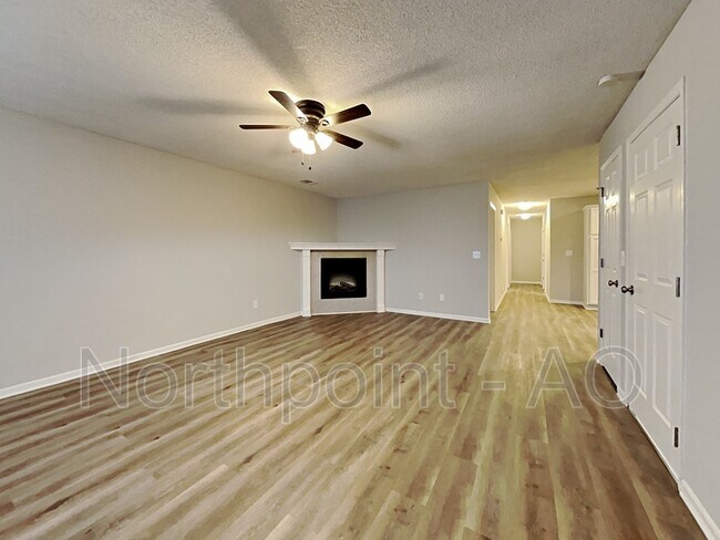 Foto del edificio - 402 NW Woodbury Dr