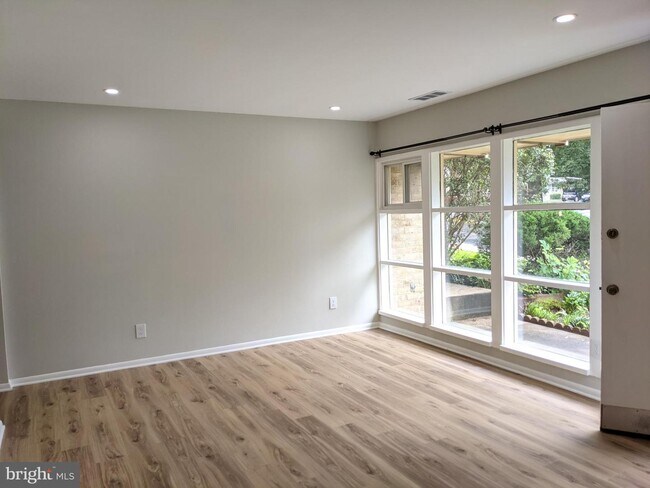 Building Photo - 4445 Forest Glen Ct