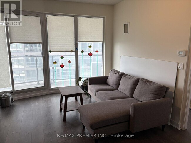 Photo du bâtiment - 2221 Yonge St