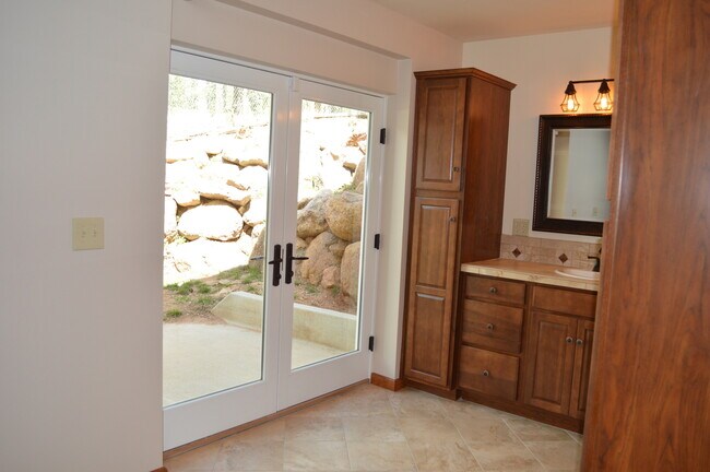 Building Photo - Private 3 bed 2 bath Ranch minutes from Downtown Woodland Park