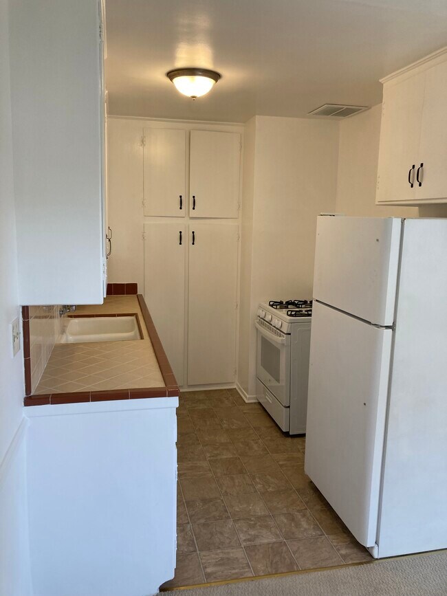 Building Photo - 905 N Orange Grove Ave