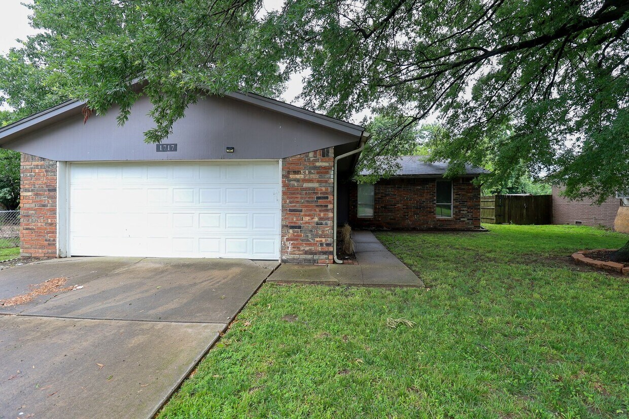 Primary Photo - Stunning 3 Bed 2 Bath: Great school district!