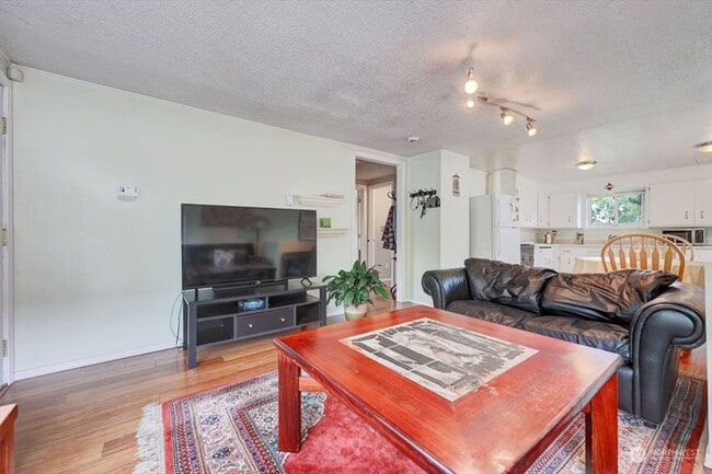 Building Photo - Great Leschi location!