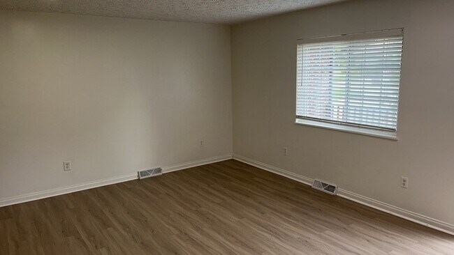 Building Photo - 621 Waneta Ave