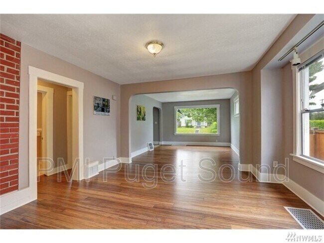 Building Photo - 1108 S Ridgewood Ave