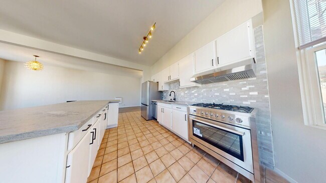Foto del edificio - Top-Floor Remodeled 3BD/2BA with Parking &...