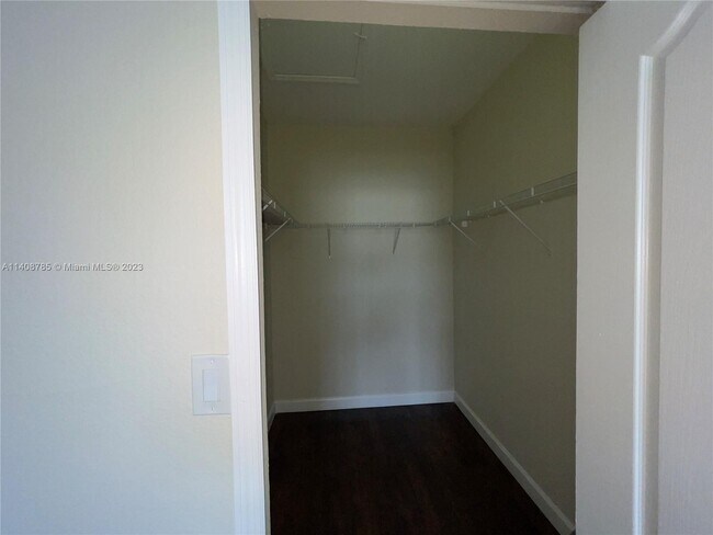 Foto del edificio - 1661 SE 28th St