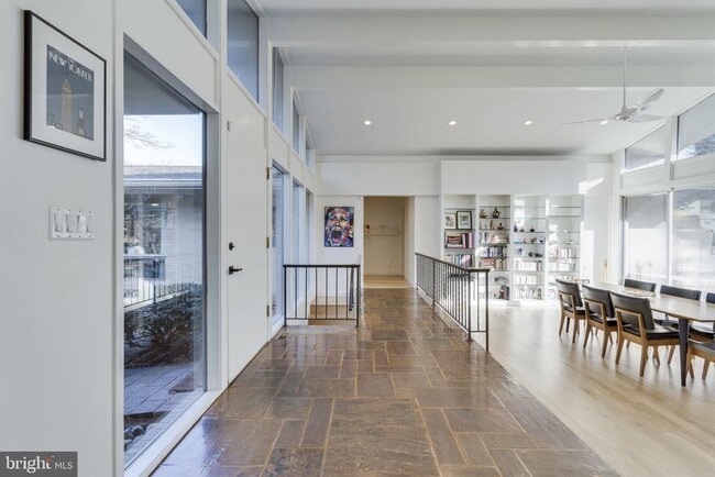 Foto del edificio - 6104 Clearwood Rd