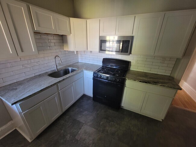 Building Photo - 1003 Oakwood Ave