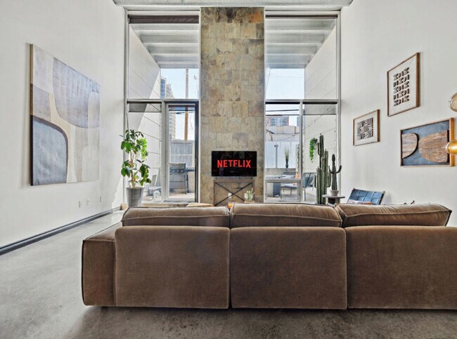 Building Photo - 10303-10107 107 St NW