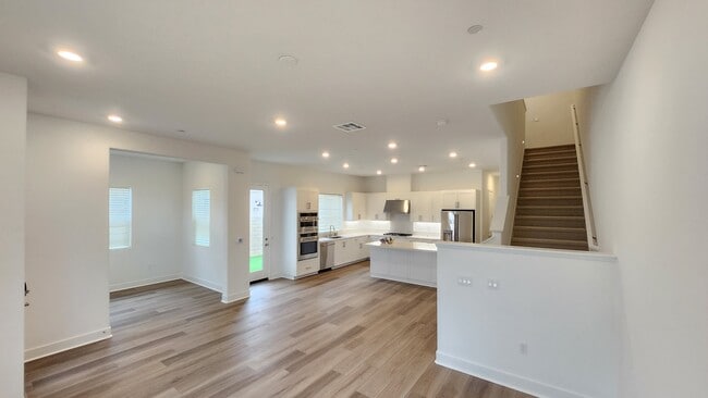 Persianas nuevas en el área de la cocina. - 27444 Shining Willow Ln