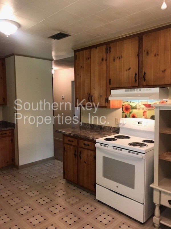 8101 4th St, Laurel Hill, FL 32567 House Rental in Laurel Hill, FL