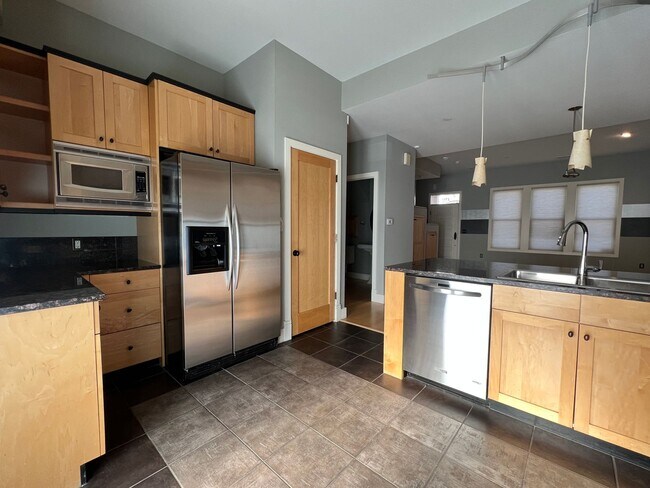 Foto del edificio - BEAUTIFUL 2 Bed 2.5 Bath Townhouse in Boul...