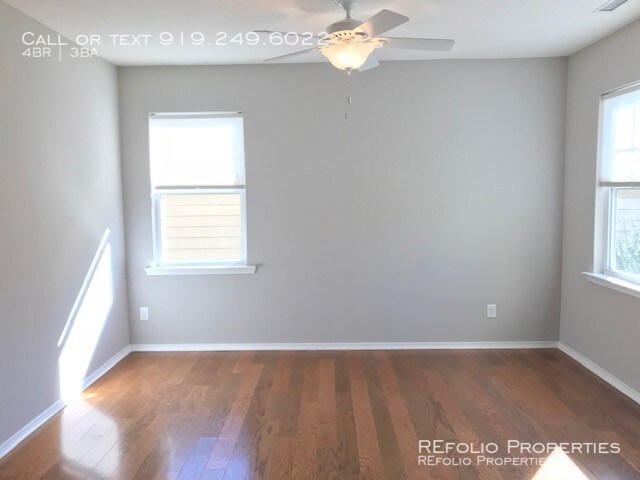 Foto del edificio - 5025 Lake Grove Blvd