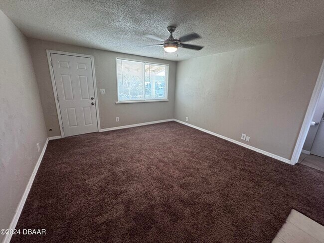 Building Photo - 1304 Holly Ave