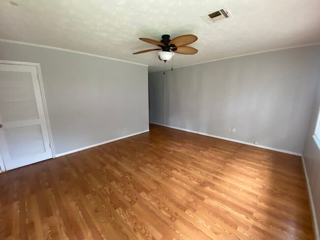 Building Photo - 2Bed/1Bath Available in August!