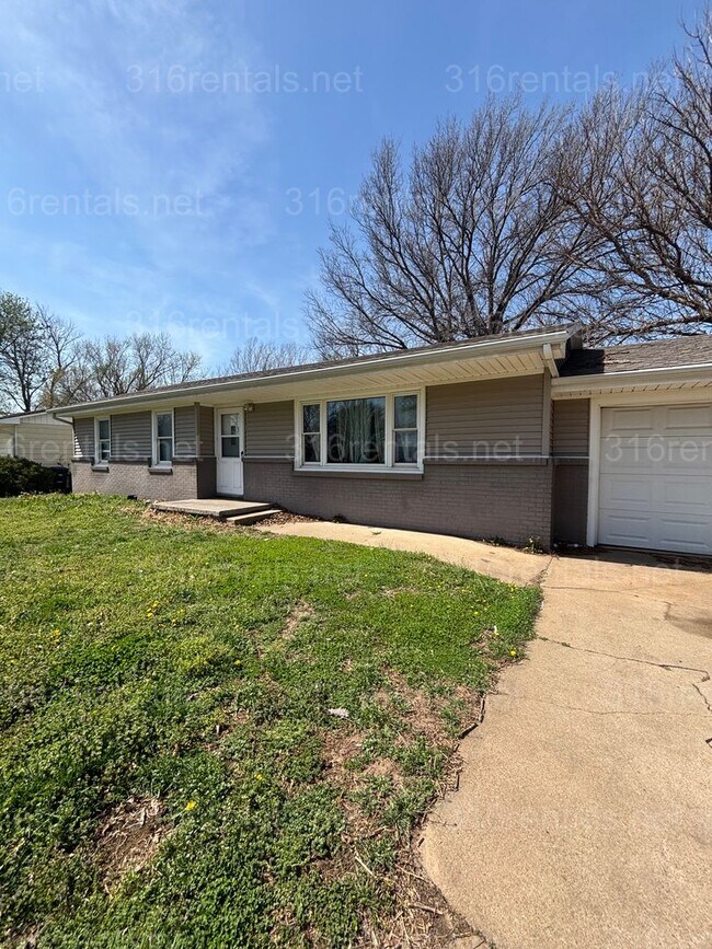 Building Photo - 611 Village Rd