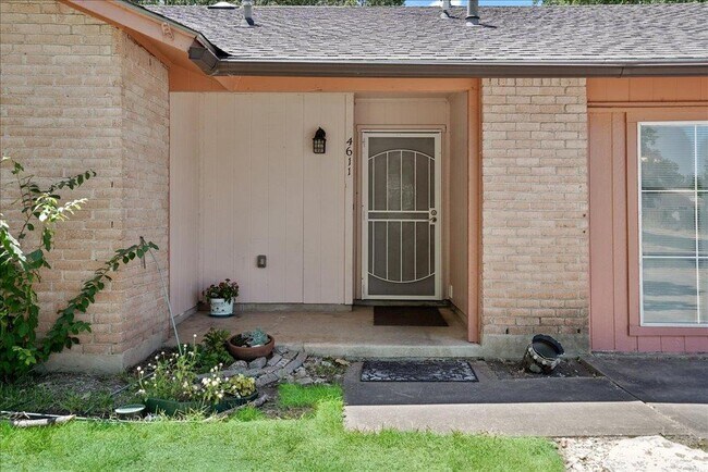 Foto del edificio - 4611 Cedargrove Dr