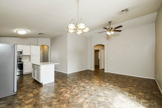 Building Photo - 823 W Bowker St