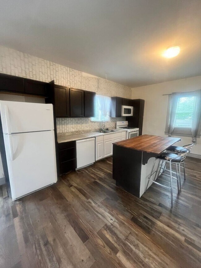 Foto del edificio - Spacious 4-Bedroom Rental with Basement an...