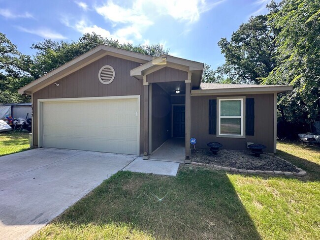 Building Photo - Azle, TX 3 Bedroom / 2 Bath / 2 Car Garage