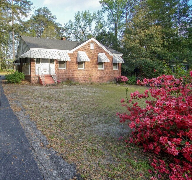 Building Photo - 2 Bedroom Coming Soon in Forest Acres!