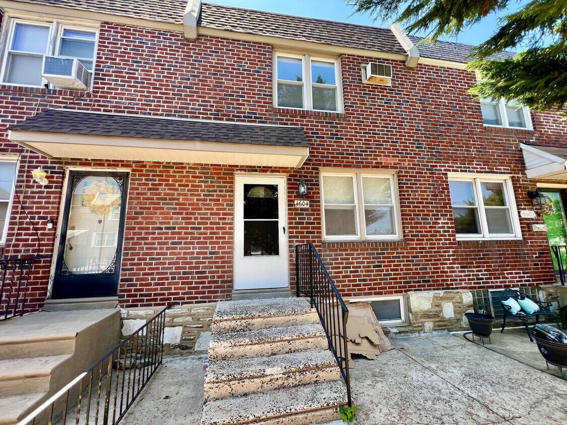Primary Photo - Newly Renovated 3-Bedroom Townhome with Fi...