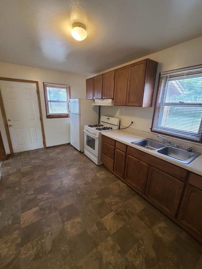 Building Photo - Pet Friendly Clean 2 bedroom with Large fe...