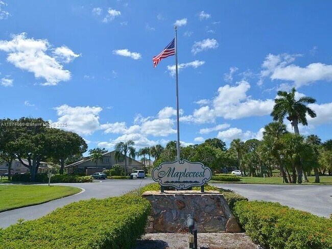 Foto del edificio - 381 Maplecrest Cir