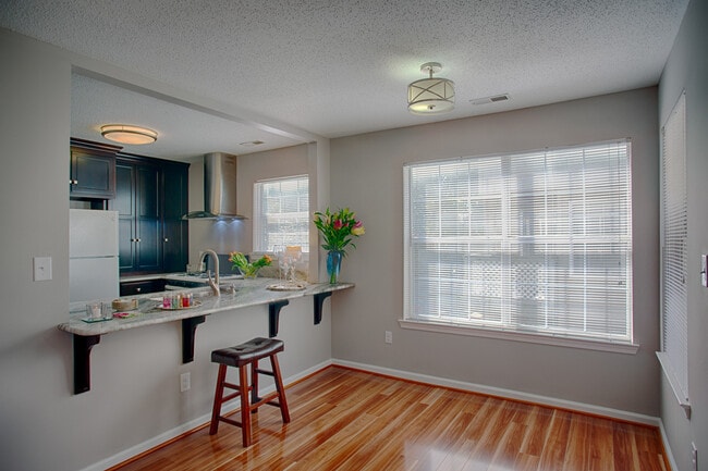 Foto del edificio - DAYBREAK CONDOS