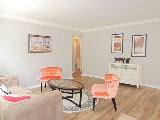 Foto del edificio - Breathtaking 3 bedroom, 1 bath Mayfield He...