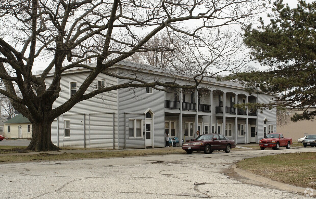 Building Photo - 400 Iowa Ave