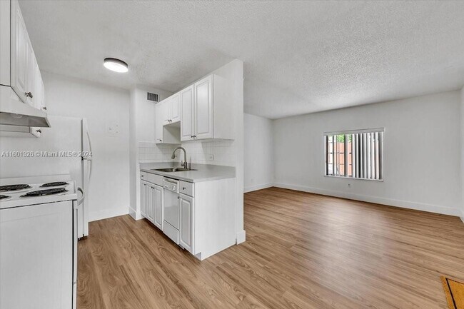 Building Photo - 1405 Miami Road Unit 7