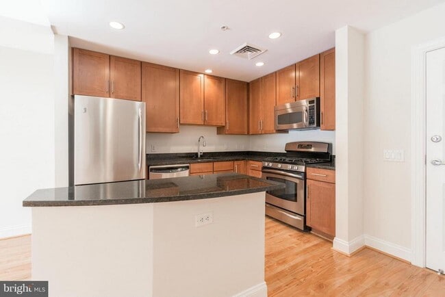 Building Photo - 525 N Fayette St