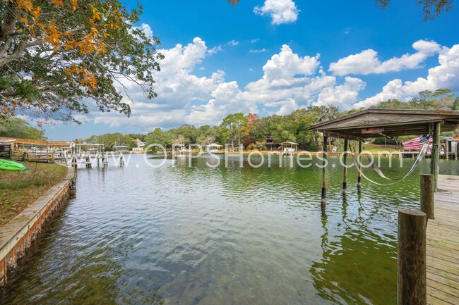 Foto del edificio - Bayou-Front Home w/ Dock