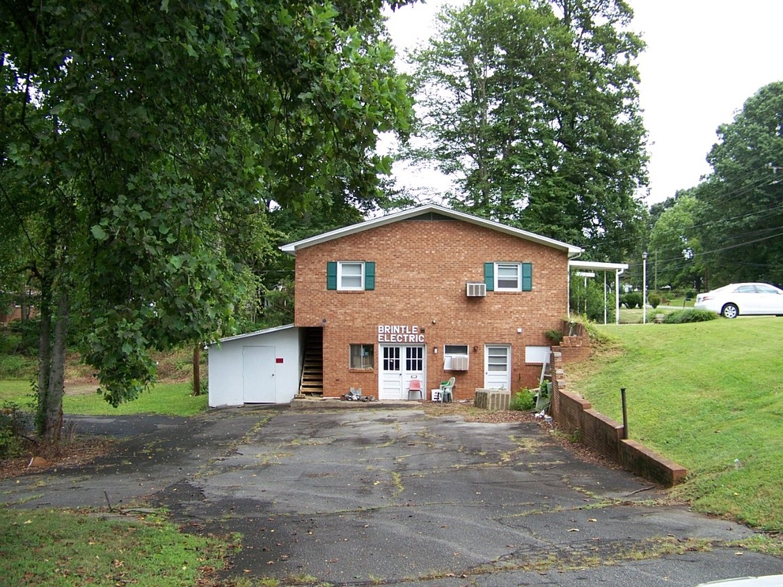 Building Photo - 721 N Main St